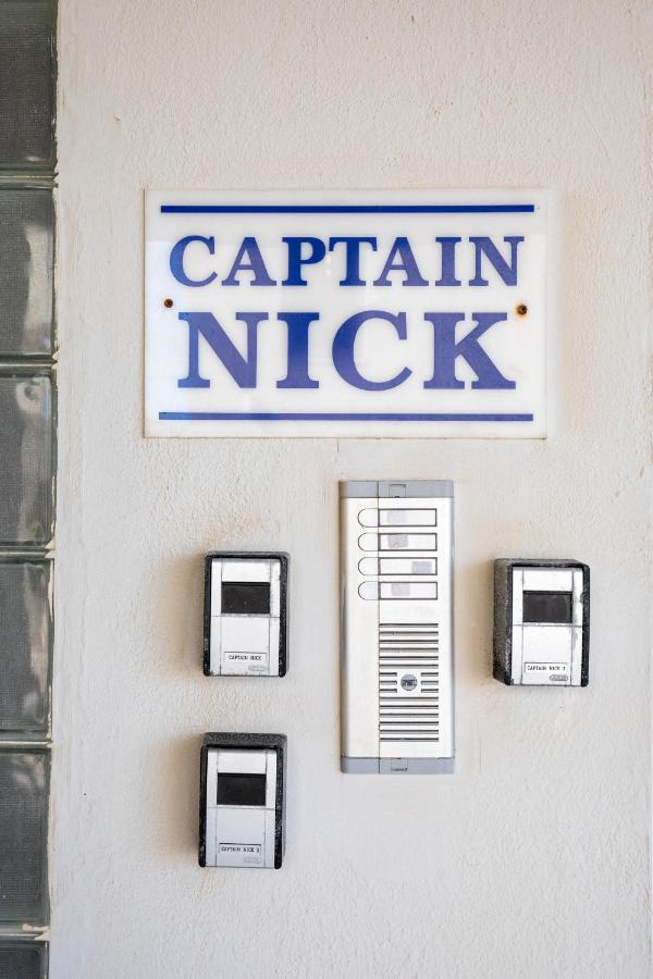 Captain Nick Chania  Exteriör bild